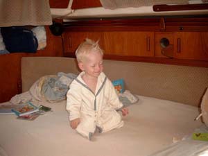 chris in badjas op bed